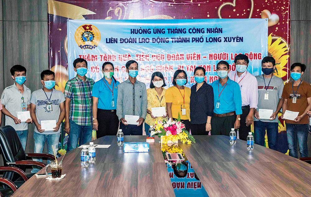 Liên đoàn Lao động TP. Long Xuyên tặng quà đoàn viên, người lao động
