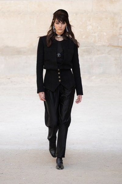 Chanel resort 2022, sự kết hợp giữa nét tinh tế của Pháp và phong cách punk
