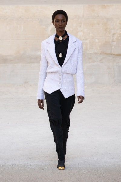 Chanel resort 2022, sự kết hợp giữa nét tinh tế của Pháp và phong cách punk