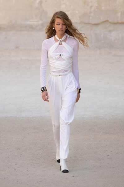 Chanel resort 2022, sự kết hợp giữa nét tinh tế của Pháp và phong cách punk