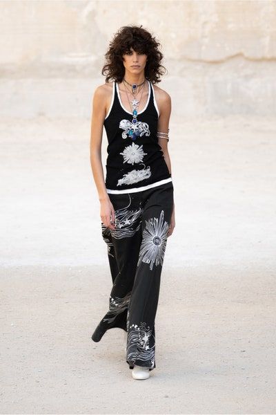 Chanel resort 2022, sự kết hợp giữa nét tinh tế của Pháp và phong cách punk