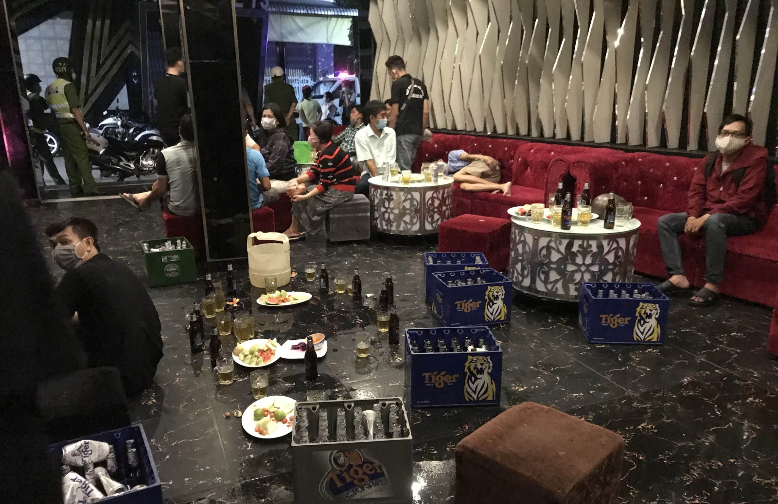 Cơ sở karaoke T3 tạo hiện trường giả khi bị phát hiện vi phạm các quy định phòng, chống dịch bệnh COVID-19