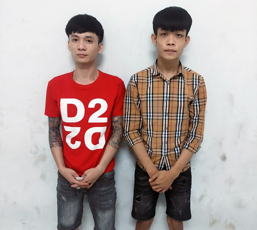 Bắt 2 đối tượng tàng trữ trái phép chất ma túy, thu giữ nhiều hung khí nguy hiểm