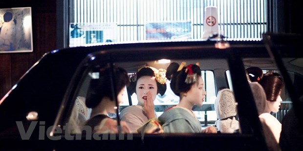 Sự duyên dáng của những geisha tập sự qua ống kính nhiếp ảnh gia Pháp