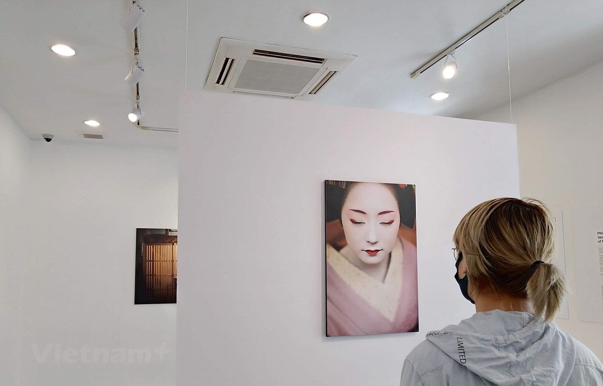 Sự duyên dáng của những geisha tập sự qua ống kính nhiếp ảnh gia Pháp