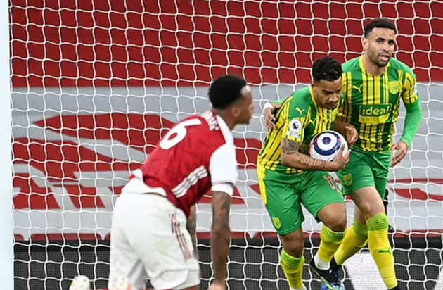 Hai siêu phẩm xuất hiện, Arsenal "tiễn biệt" West Brom khỏi EPL