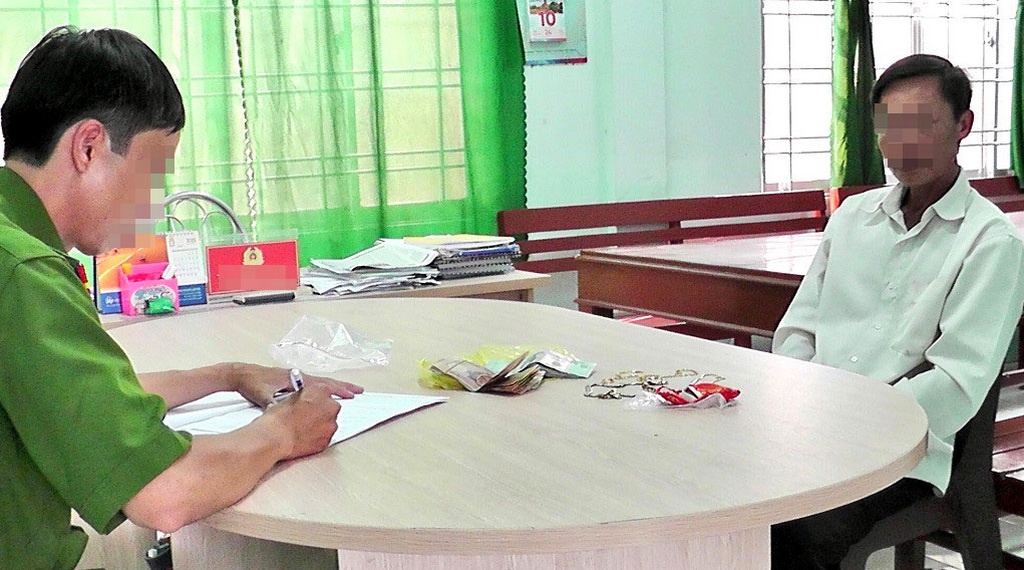Đồng Tháp: Đào hố cất giấu tiền vàng rồi đi báo công an tin giả... bị trộm