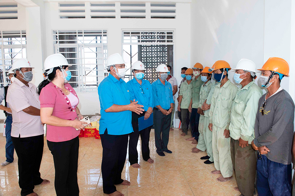 Chủ tịch Liên đoàn Lao động tỉnh An Giang thăm, tặng quà công nhân làm việc ở công trường