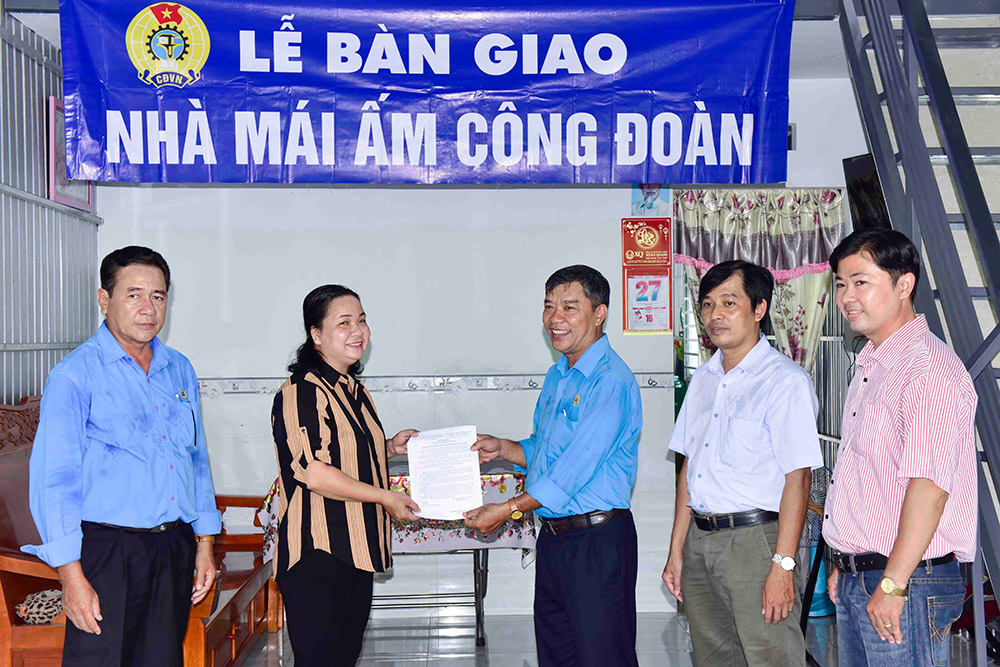 Liên đoàn Lao động tỉnh An Giang bàn giao nhà Mái ấm công đoàn cho đoàn viên khó khăn về nhà ở