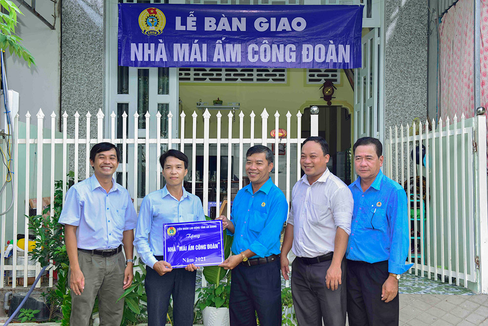 Liên đoàn Lao động tỉnh An Giang bàn giao nhà Mái ấm công đoàn cho đoàn viên khó khăn về nhà ở