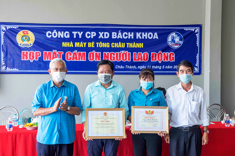Chủ tịch Liên đoàn Lao động tỉnh An Giang thăm, tặng quà công nhân làm việc ở công trường