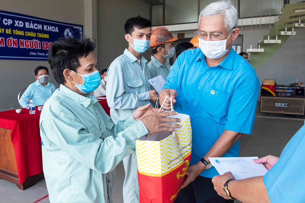 Chủ tịch Liên đoàn Lao động tỉnh An Giang thăm, tặng quà công nhân làm việc ở công trường