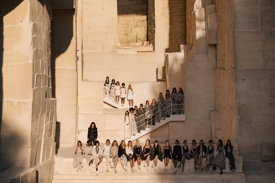 Mơ ước về “cánh chim tự do” của Chanel được truyền tải qua BST Cruise 2021/2022