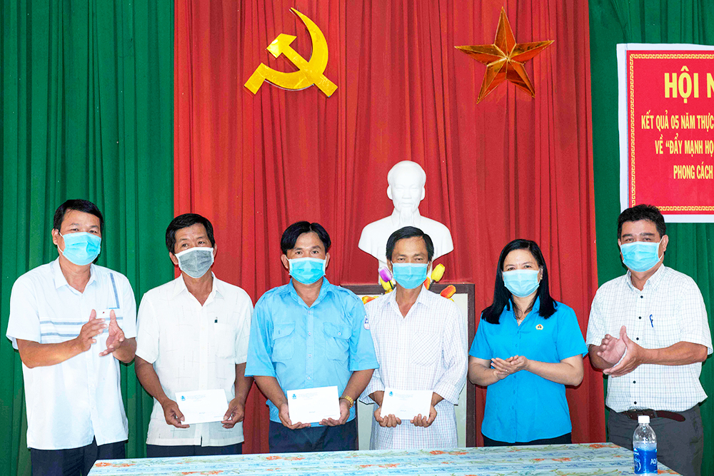 Phó Chủ tịch Liên đoàn Lao động tỉnh An Giang thăm, tặng quà đoàn viên, công nhân có hoàn cảnh đặc biệt khó khăn