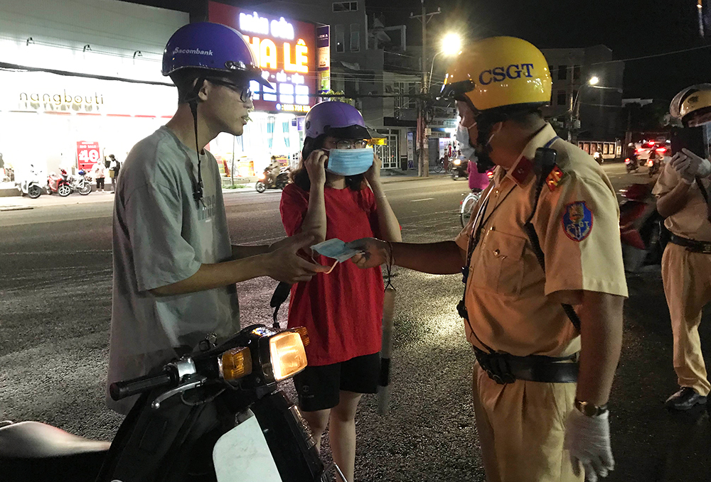 An Giang ra quân xử lý các trường hợp tham gia giao thông không thực hiện quy định phòng, chống dịch bệnh COVID-19