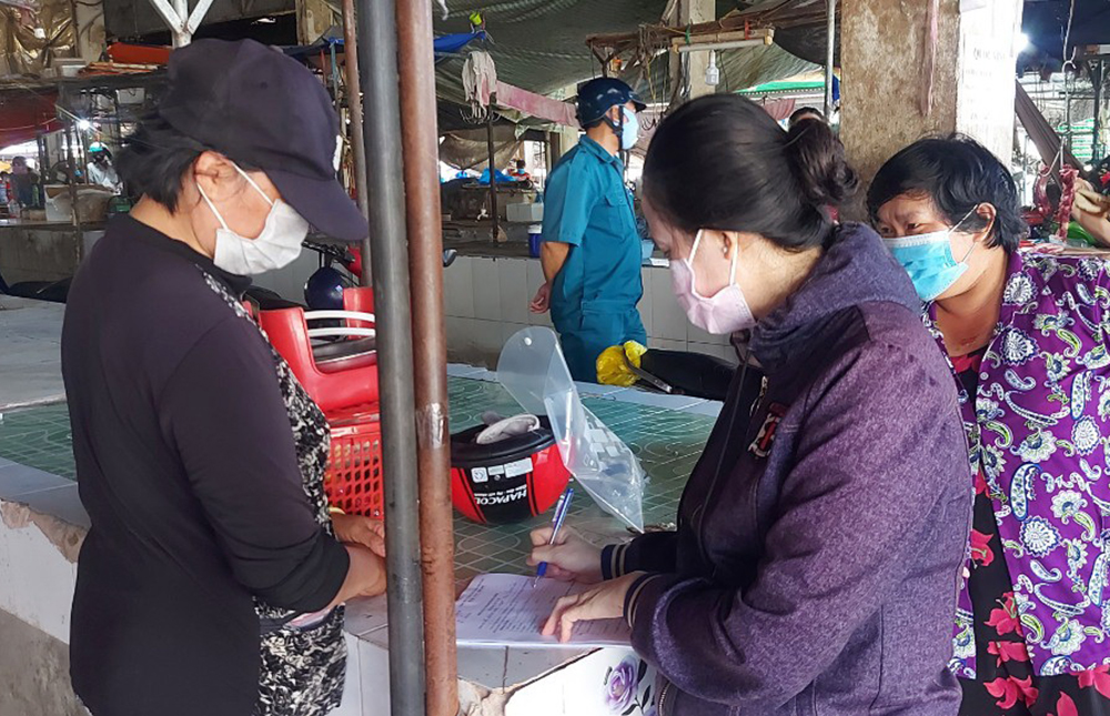 Kiểm tra, nhắc nhở việc đeo khẩu trang phòng, chống dịch bệnh COVID-19 ở những nơi tụ tập đông người trên địa bàn thị trấn Núi Sập
