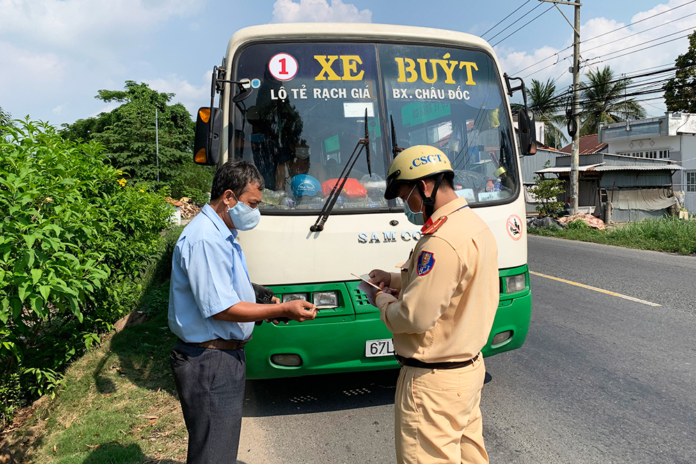 An Giang ra quân xử lý các trường hợp tham gia giao thông không thực hiện quy định phòng, chống dịch bệnh COVID-19