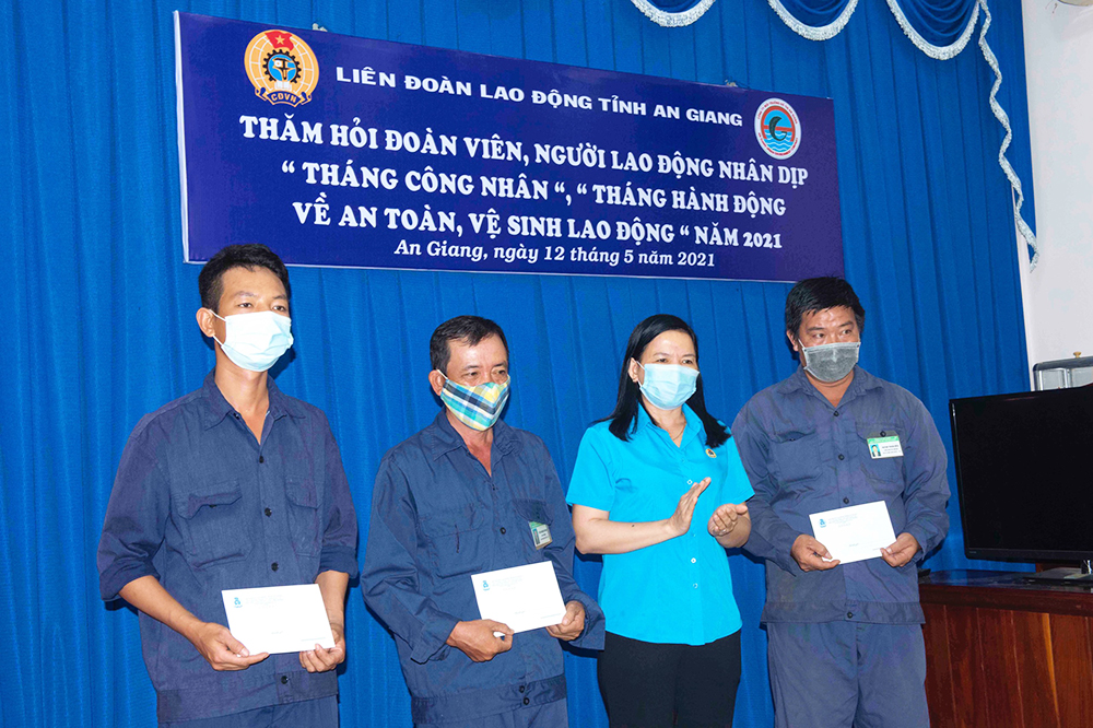 Phó Chủ tịch Liên đoàn Lao động tỉnh An Giang thăm, tặng quà đoàn viên, công nhân có hoàn cảnh đặc biệt khó khăn