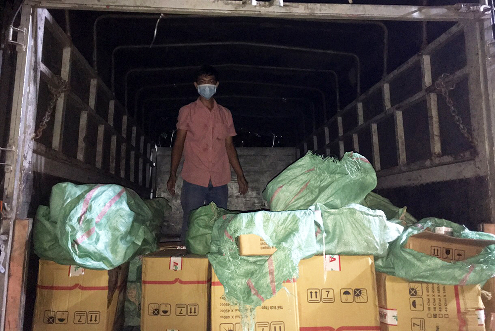 Đội Cảnh sát Giao thông trật tự Công an TP. Châu Đốc phát hiện nhiều xe chở thuốc bảo vệ thực vật không rõ nguồn gốc