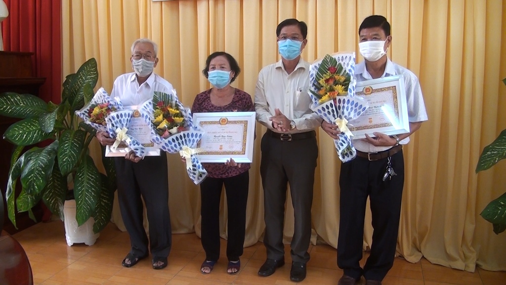 Thoại Sơn trao huy hiệu Đảng đợt 19-5-2021