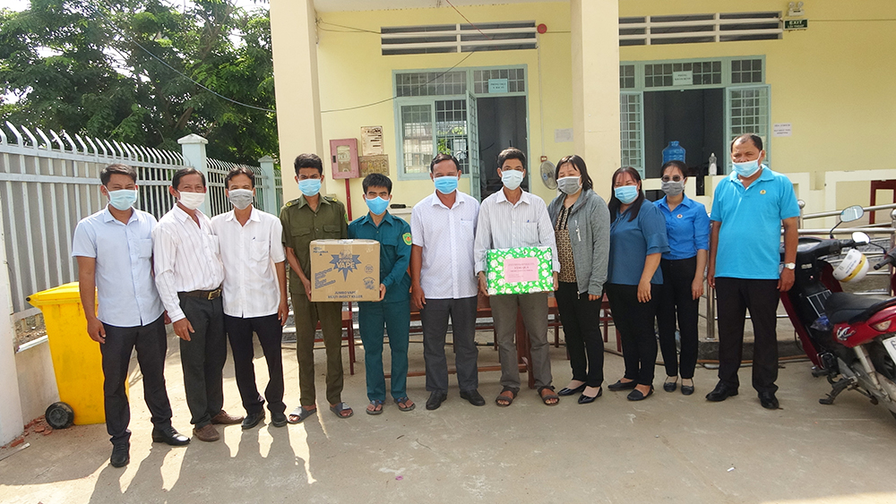 Thêm 22 phần quà động viên chốt biên giới Tri Tôn