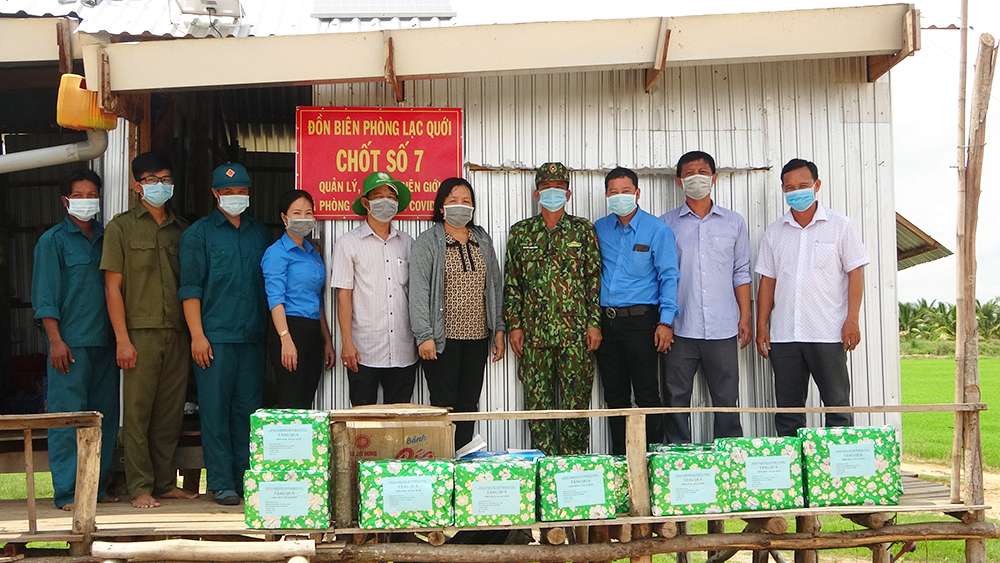 Thêm 22 phần quà động viên chốt biên giới Tri Tôn