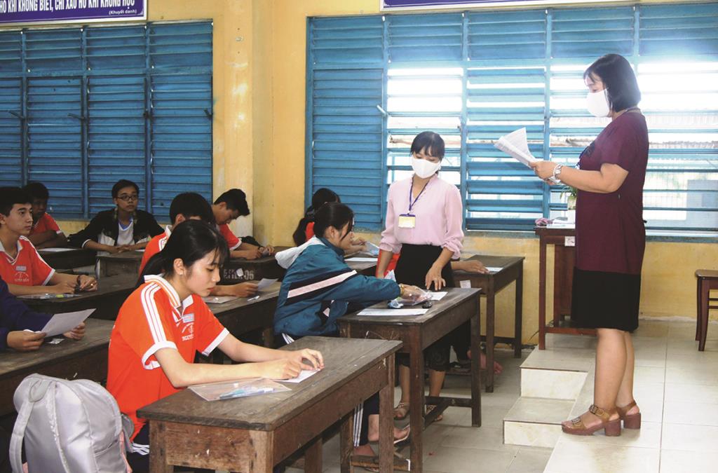 Học sinh cuối cấp vượt khó ôn tập trong mùa dịch bệnh