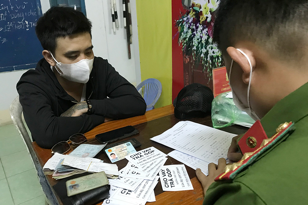 Công an phường Bình Khánh xử lý hành chính 2 đối tượng phát, rải tờ rơi cho vay