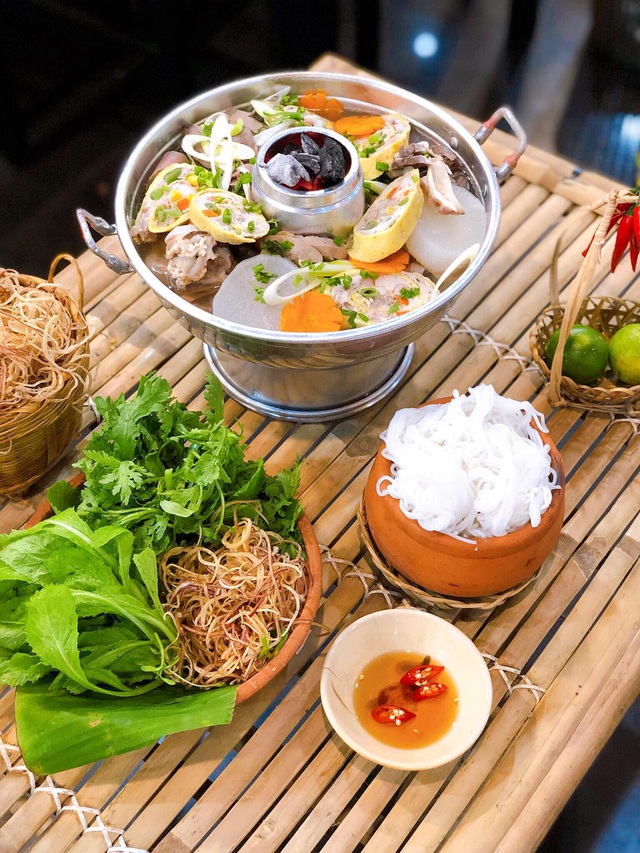 Lạ lùng món lẩu "than thở" miền Tây, khách "toát mồ hôi" thưởng thức