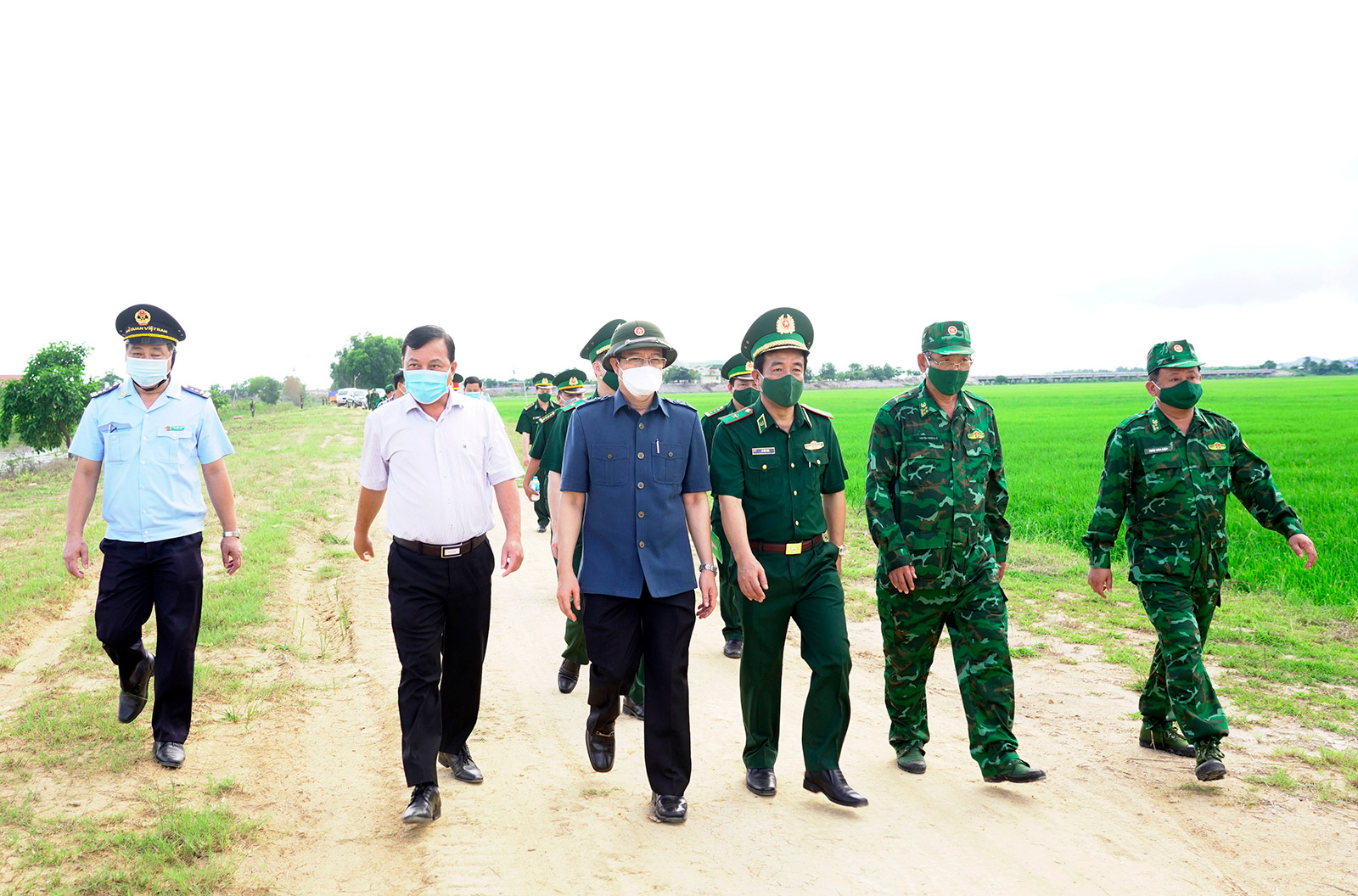 Lãnh đạo Bộ Tư lệnh Bộ đội Biên phòng và Tỉnh ủy An Giang thăm, động viên cán bộ, chiến sĩ tại các chốt biên giới