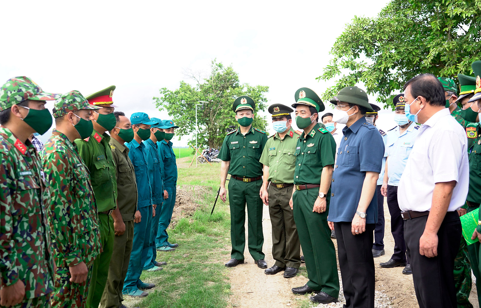Lãnh đạo Bộ Tư lệnh Bộ đội Biên phòng và Tỉnh ủy An Giang thăm, động viên cán bộ, chiến sĩ tại các chốt biên giới