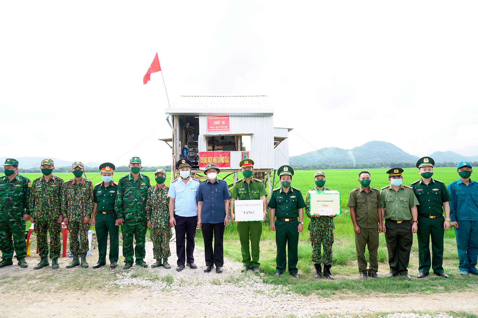 Lãnh đạo Bộ Tư lệnh Bộ đội Biên phòng và Tỉnh ủy An Giang thăm, động viên cán bộ, chiến sĩ tại các chốt biên giới