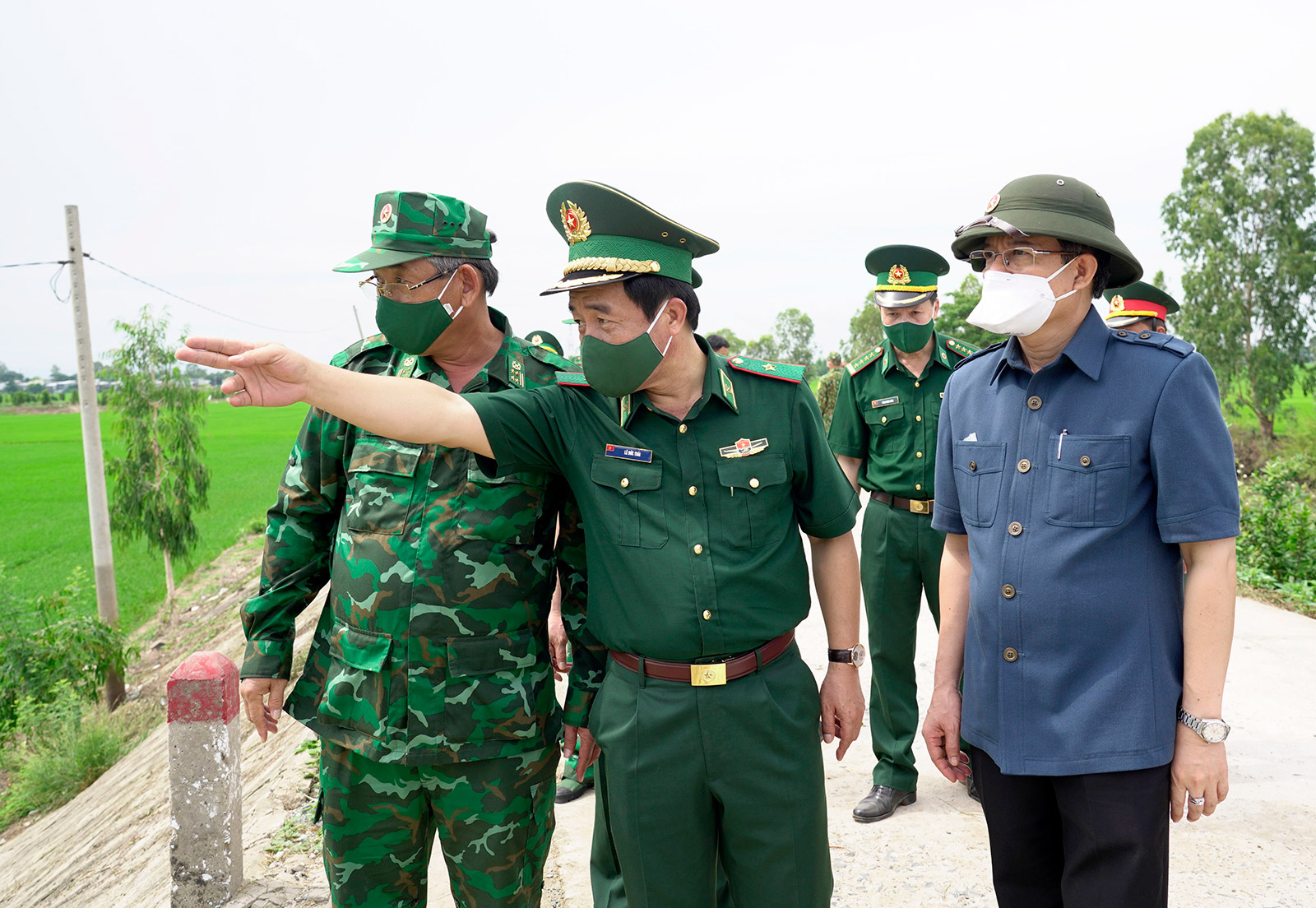 Lãnh đạo Bộ Tư lệnh Bộ đội Biên phòng và Tỉnh ủy An Giang thăm, động viên cán bộ, chiến sĩ tại các chốt biên giới