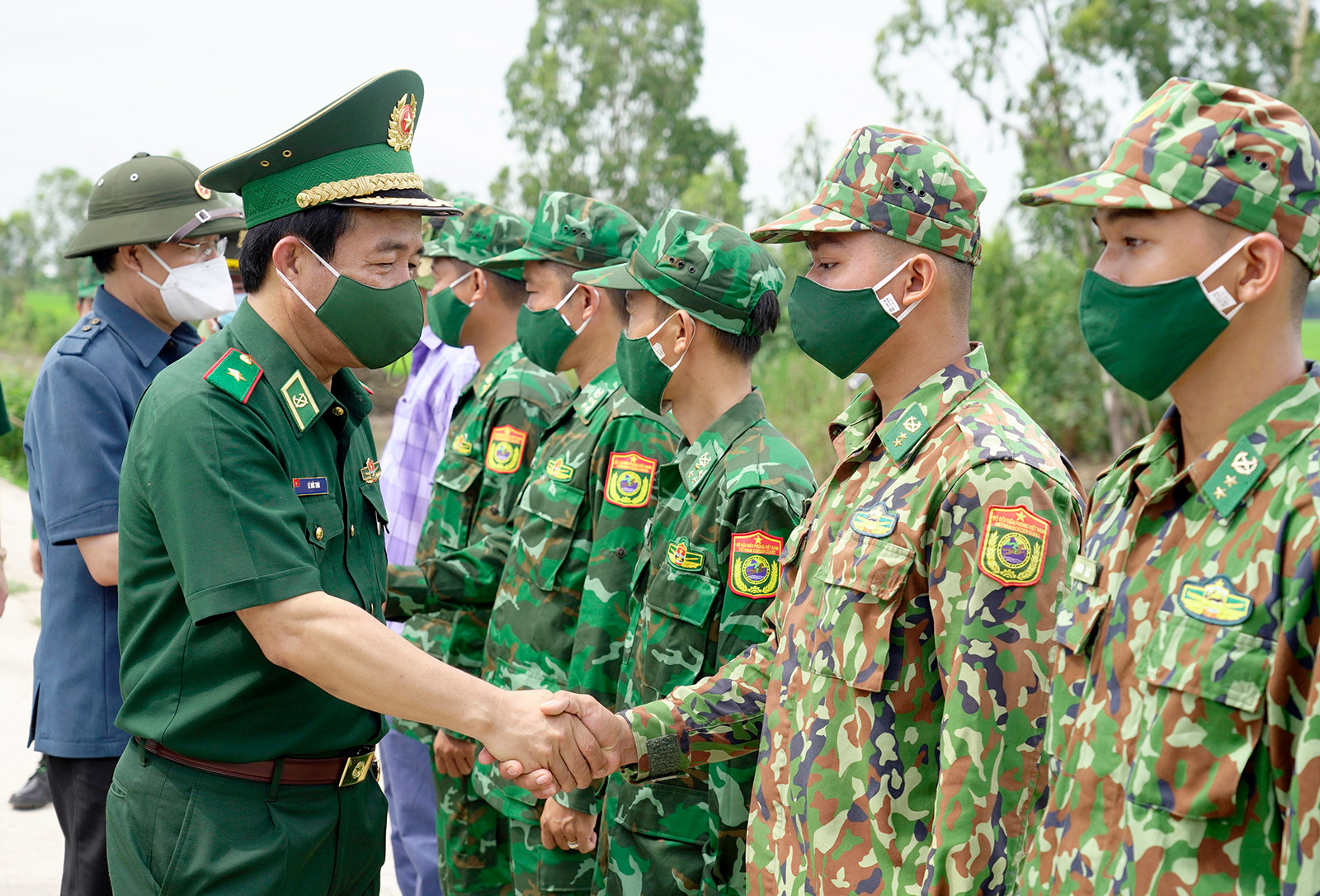 Lãnh đạo Bộ Tư lệnh Bộ đội Biên phòng và Tỉnh ủy An Giang thăm, động viên cán bộ, chiến sĩ tại các chốt biên giới
