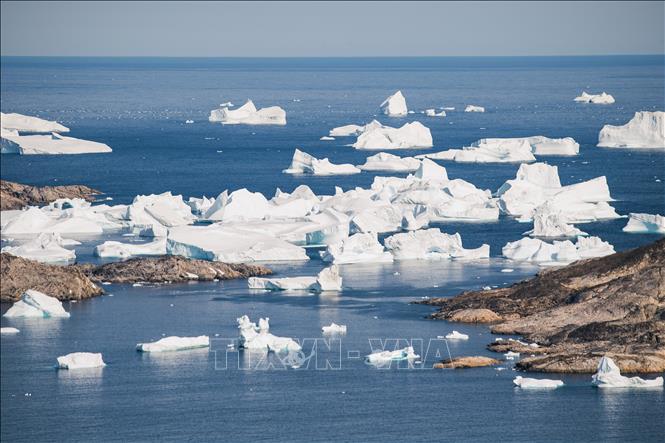 Đảo băng Greenland đang trở nên tối hơn và ấm hơn