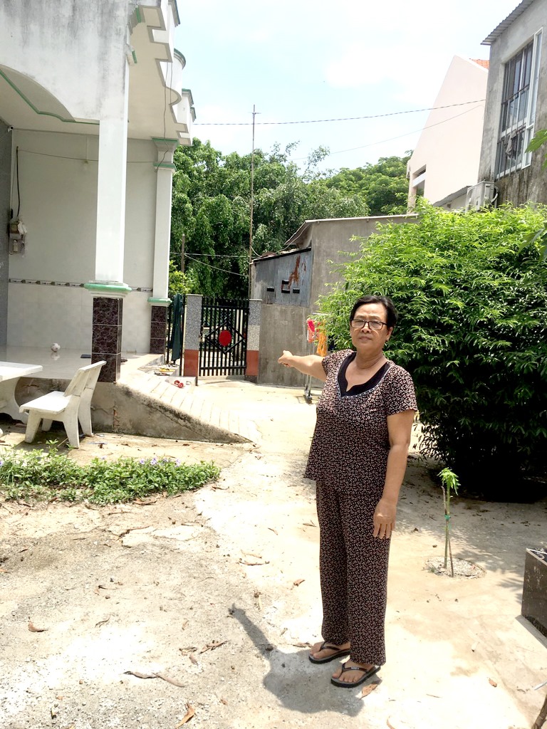 Vận động hộ dân tháo dỡ hàng rào để thuận tiện đi lại