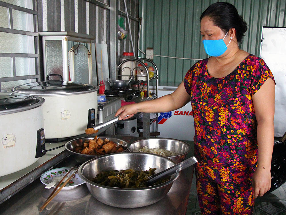 Đồng Tháp: Vợ chồng ở nhà thuê mỗi ngày tặng trăm suất cơm cho người nghèo