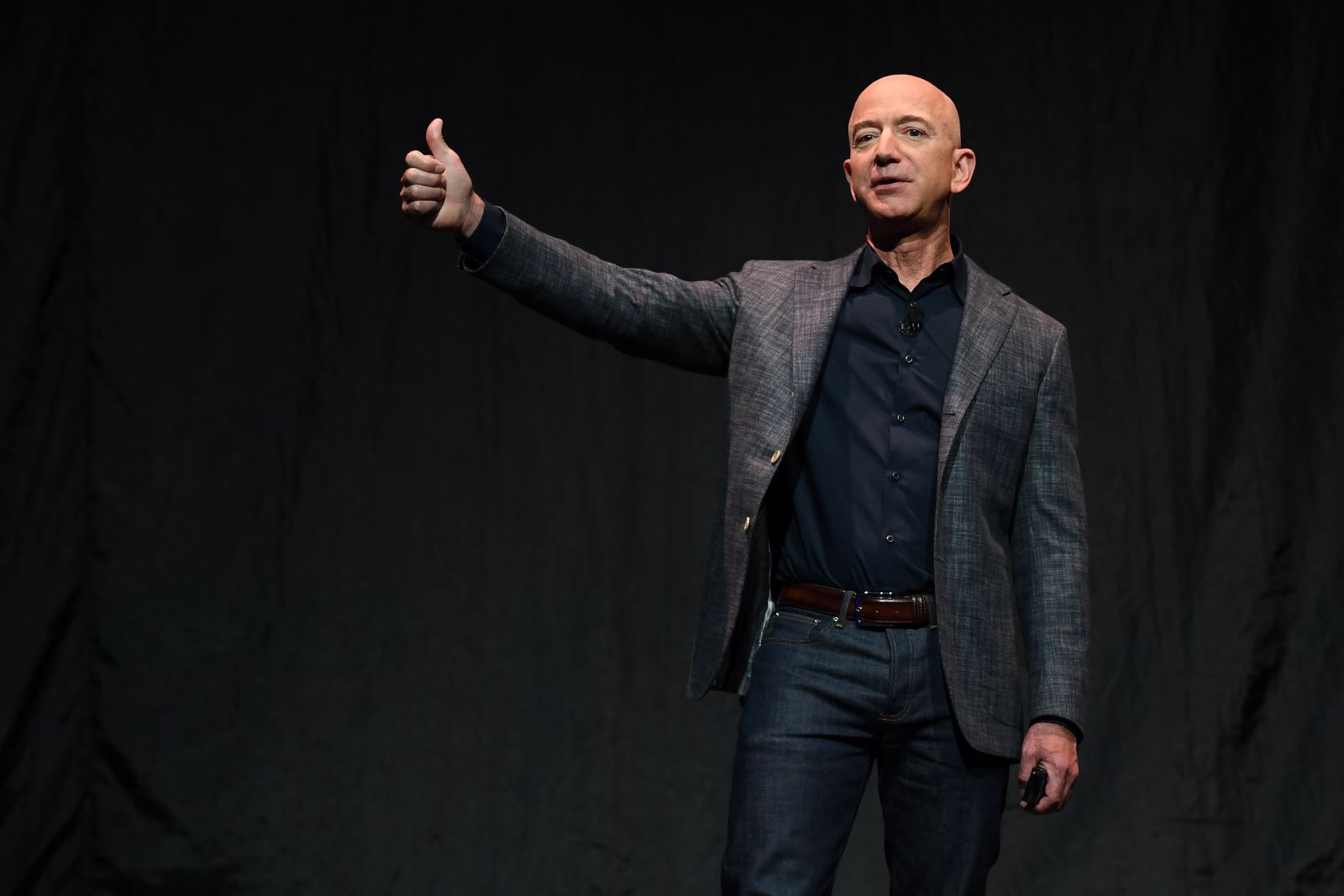 Tỷ phú Jeff Bezos chính thức thông báo từ chức CEO Amazon