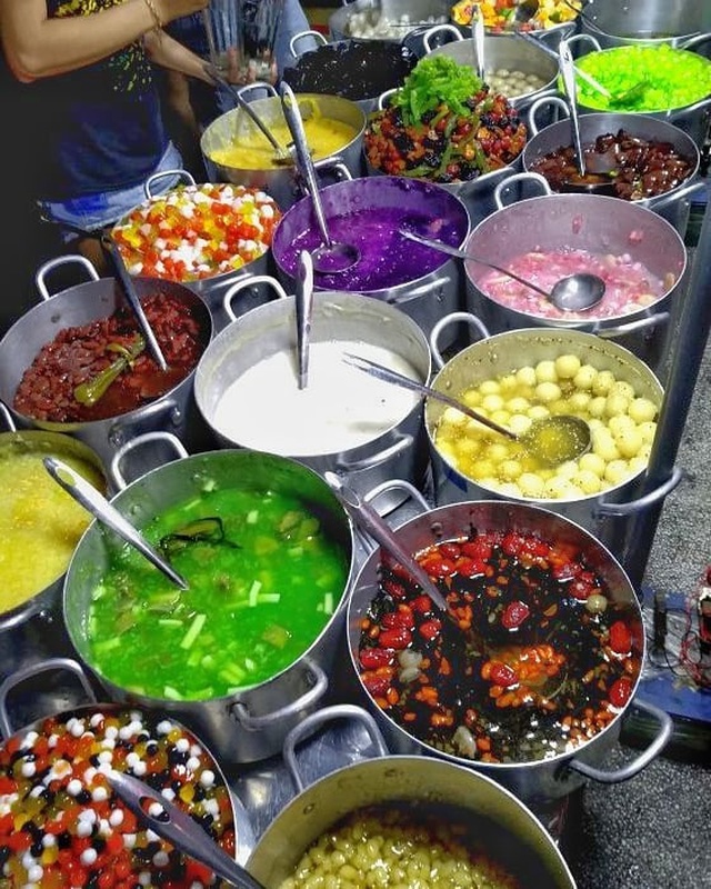 Tiệm chè "màu mè" 24 món, mỗi tối bán 400 cốc ở Huế