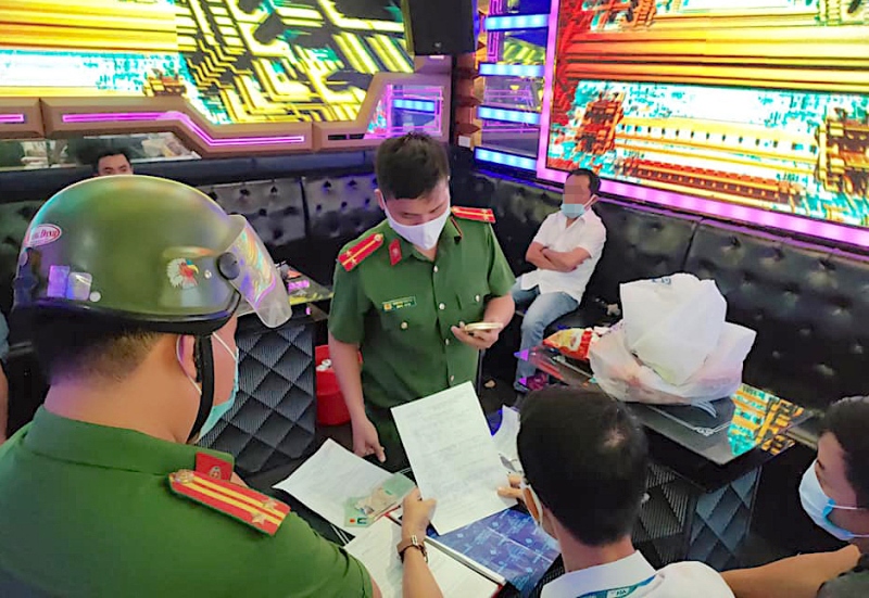 Nhóm nam nữ hát karaoke, phê ma túy trong mùa dịch