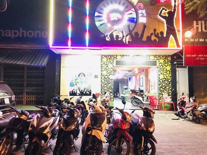 Nhóm nam nữ hát karaoke, phê ma túy trong mùa dịch