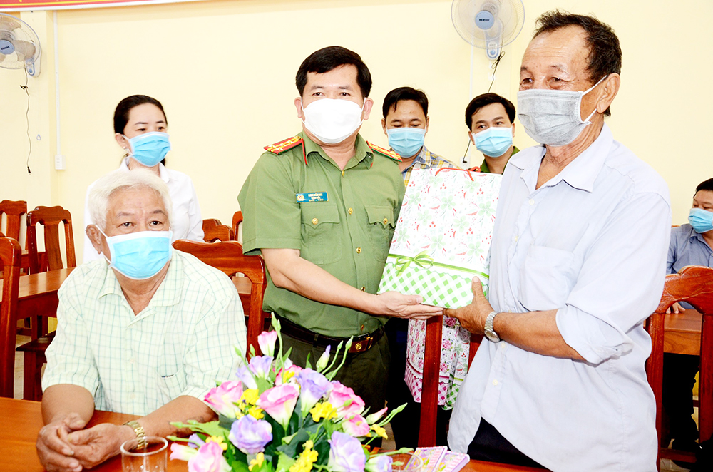 Tặng quà cán bộ, chiến sĩ làm nhiệm vụ phòng, chống dịch bệnh COVID-19 và người dân huyện An Phú