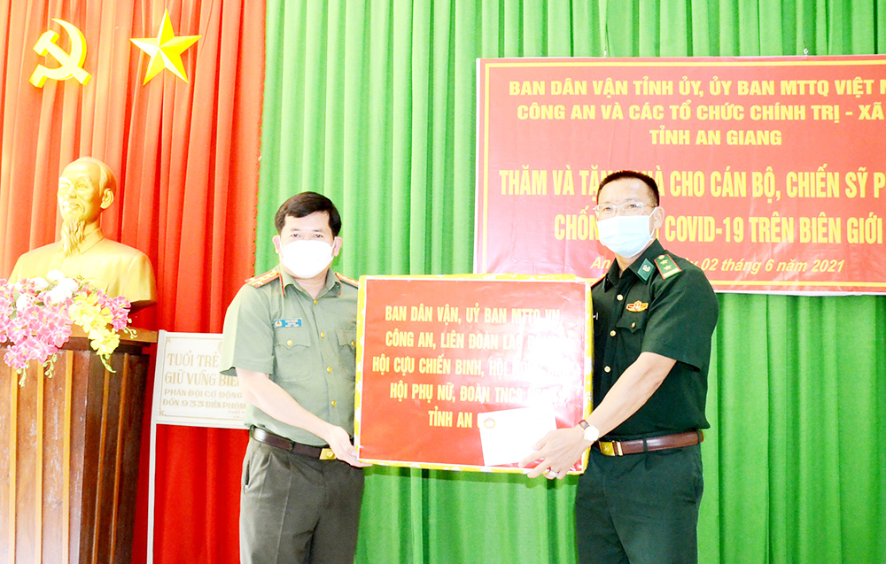 Tặng quà cán bộ, chiến sĩ làm nhiệm vụ phòng, chống dịch bệnh COVID-19 và người dân huyện An Phú