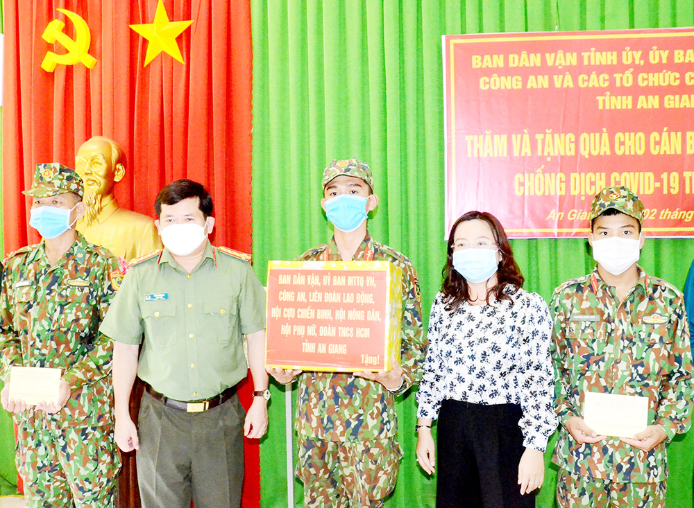 Tặng quà cán bộ, chiến sĩ làm nhiệm vụ phòng, chống dịch bệnh COVID-19 và người dân huyện An Phú