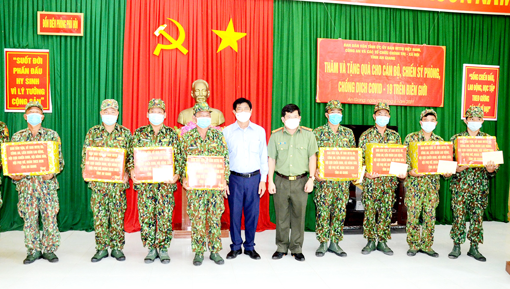 Tặng quà cán bộ, chiến sĩ làm nhiệm vụ phòng, chống dịch bệnh COVID-19 và người dân huyện An Phú