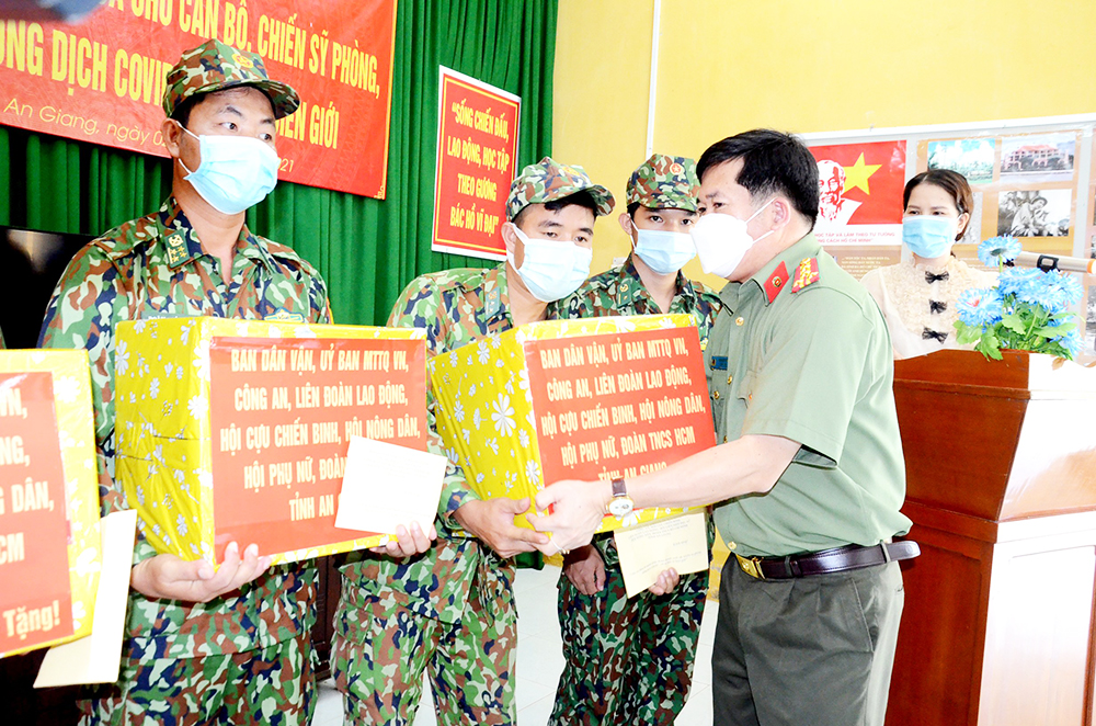 Tặng quà cán bộ, chiến sĩ làm nhiệm vụ phòng, chống dịch bệnh COVID-19 và người dân huyện An Phú