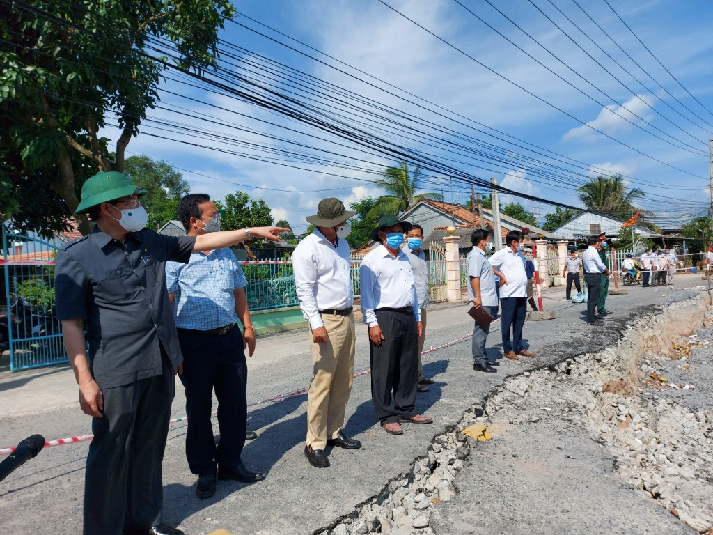 Bí thư Tỉnh ủy Lê Hồng Quang kiểm tra tình hình sạt lở và làm việc với lãnh đạo huyện Chợ Mới về tình hình phát triển kinh tế- xã hội