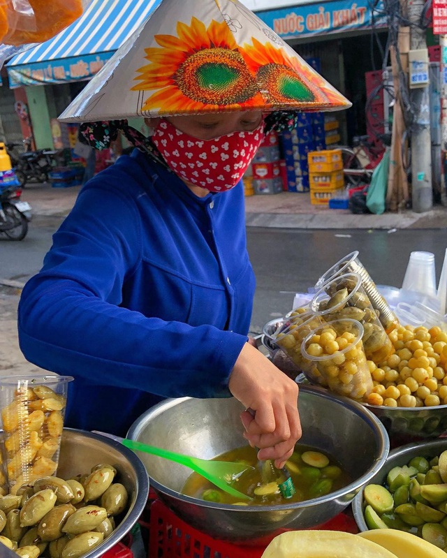 Xe trái cây dạo 30 năm "gây nghiện" với món lạ "ổi luộc chấm mắm ruốc"