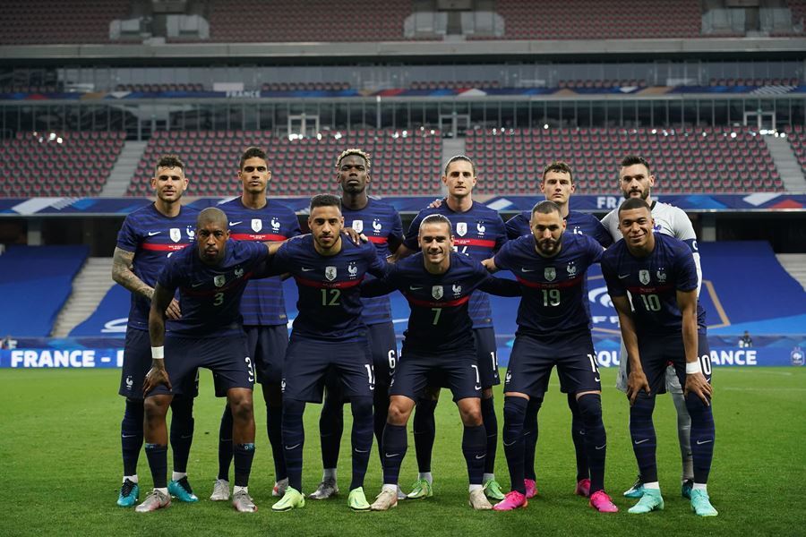 Benzema hỏng phạt đền, Pháp vẫn dễ dàng đè bẹp xứ Wales