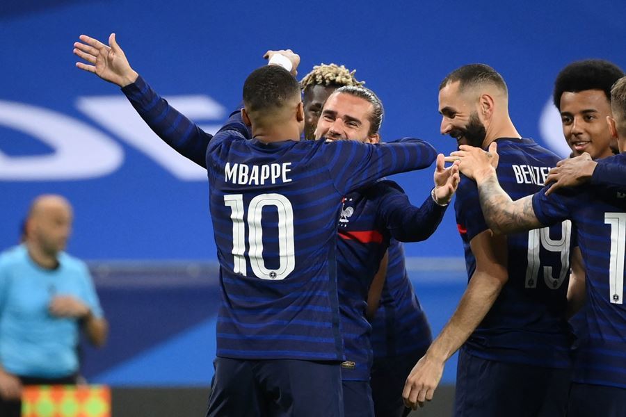 Benzema hỏng phạt đền, Pháp vẫn dễ dàng đè bẹp xứ Wales